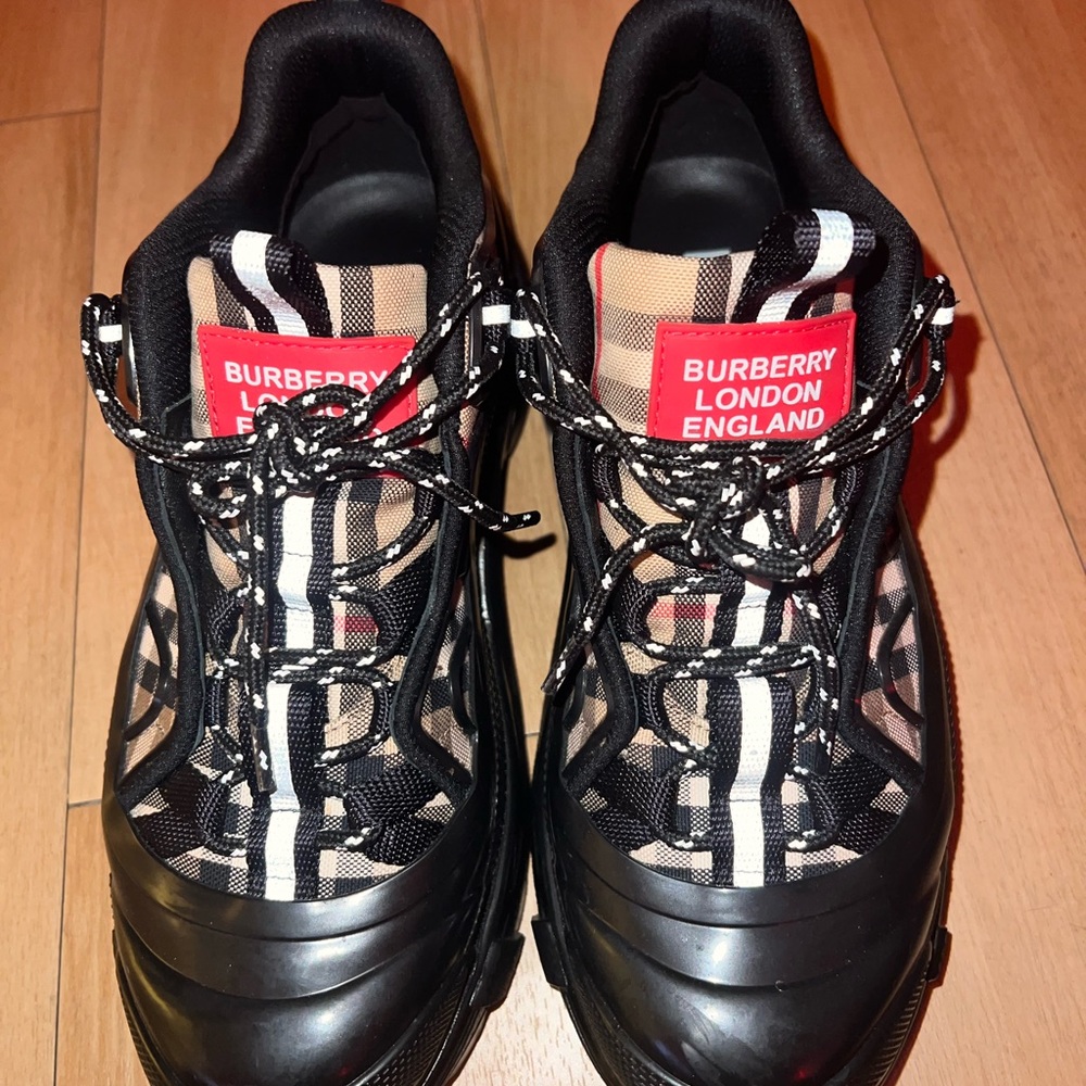 Burberry shoes - Picture 2 of 5